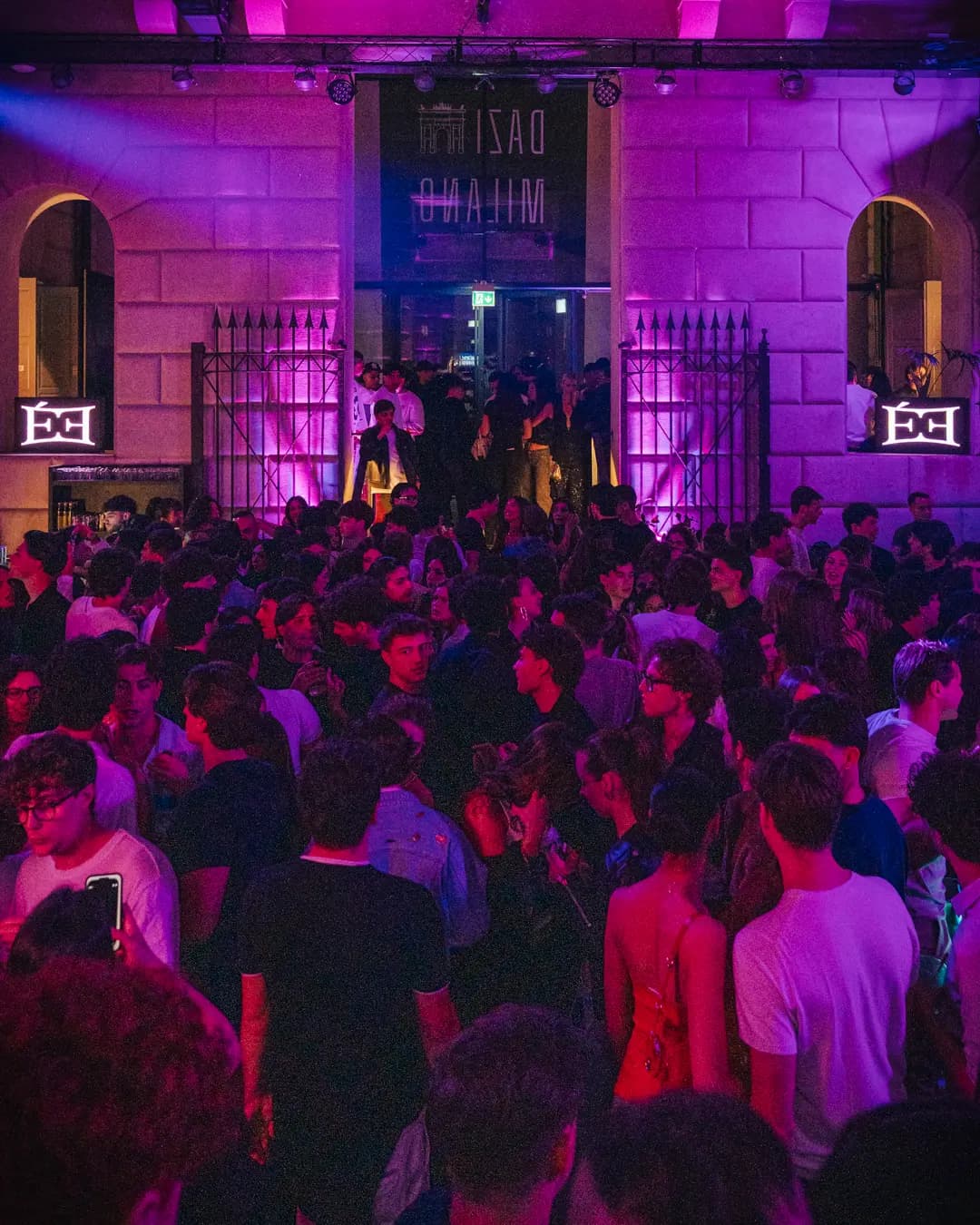 Ambiente nightlife luxury con luci magenta e dettagli scuri Elite Society Club